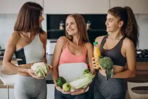 mujeres profesionables eligiendo comida saludable
